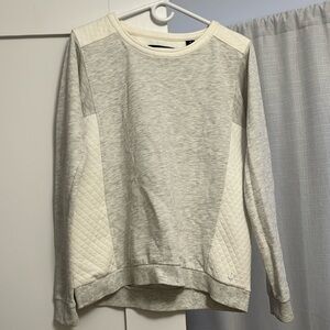Great and white sweatshirt. Lots of detail.